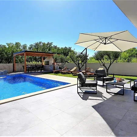 Frantin - Heated Pool, Sauna, Jacuzzi, Activities Vila *