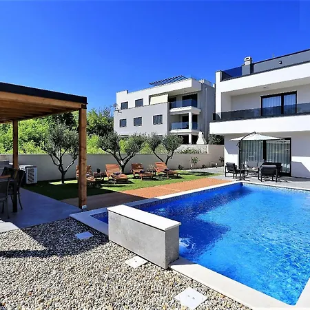 Villa Frantin - Heated Pool, Sauna, Jacuzzi, Activities