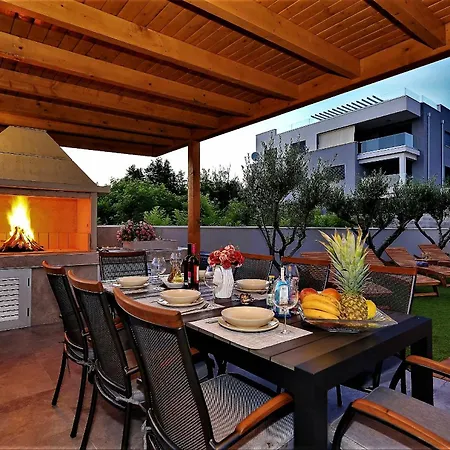 Frantin - Heated Pool, Sauna, Jacuzzi, Activities Villa