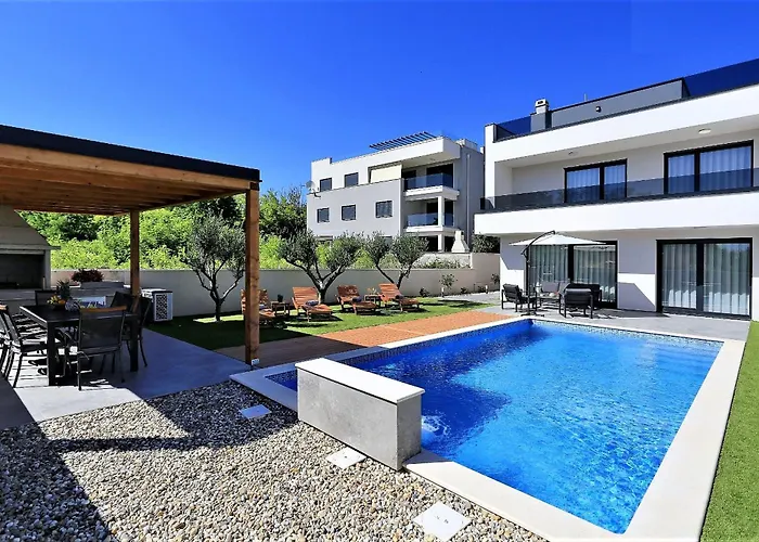 Villa Frantin - Heated Pool, Sauna, Jacuzzi, Activities