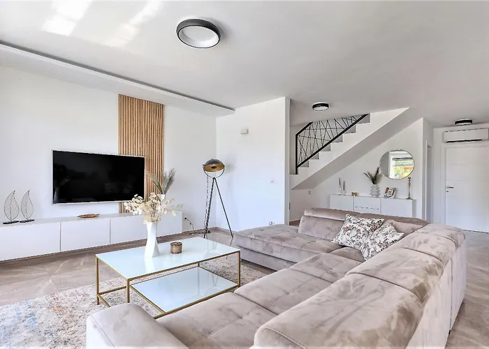 Frantin - Heated Pool, Sauna, Jacuzzi, Activities *
