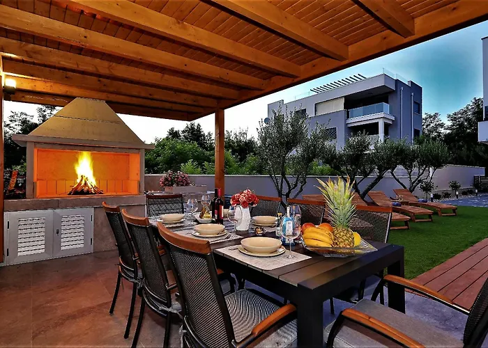 Frantin - Heated Pool, Sauna, Jacuzzi, Activities Villa